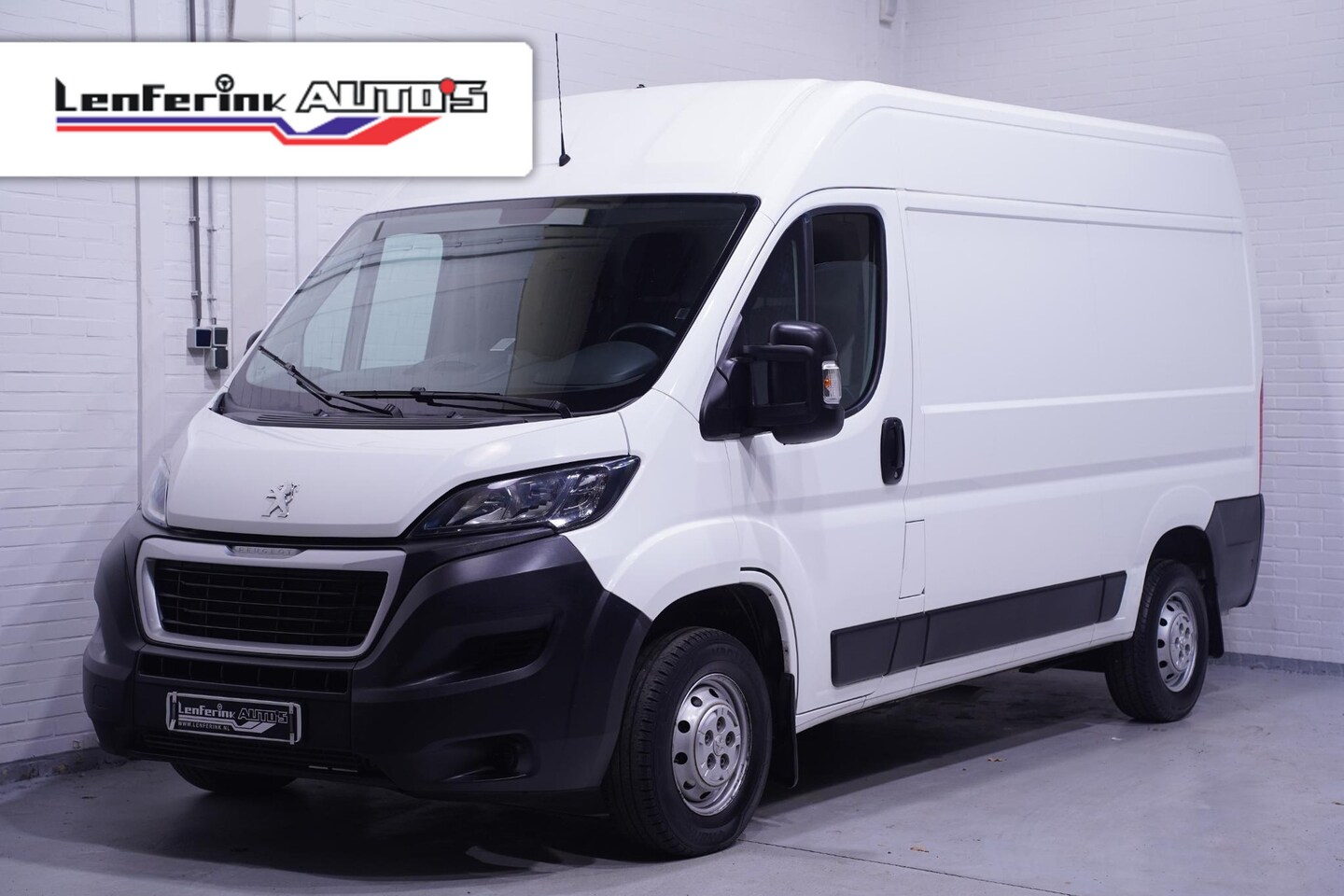 Peugeot Boxer - 2.2 BlueHDi 140 pk L2H2 Premium Navi, Camera Laadruimte Pakket, Trekhaak 2.500 kg, 3-Zits - AutoWereld.nl