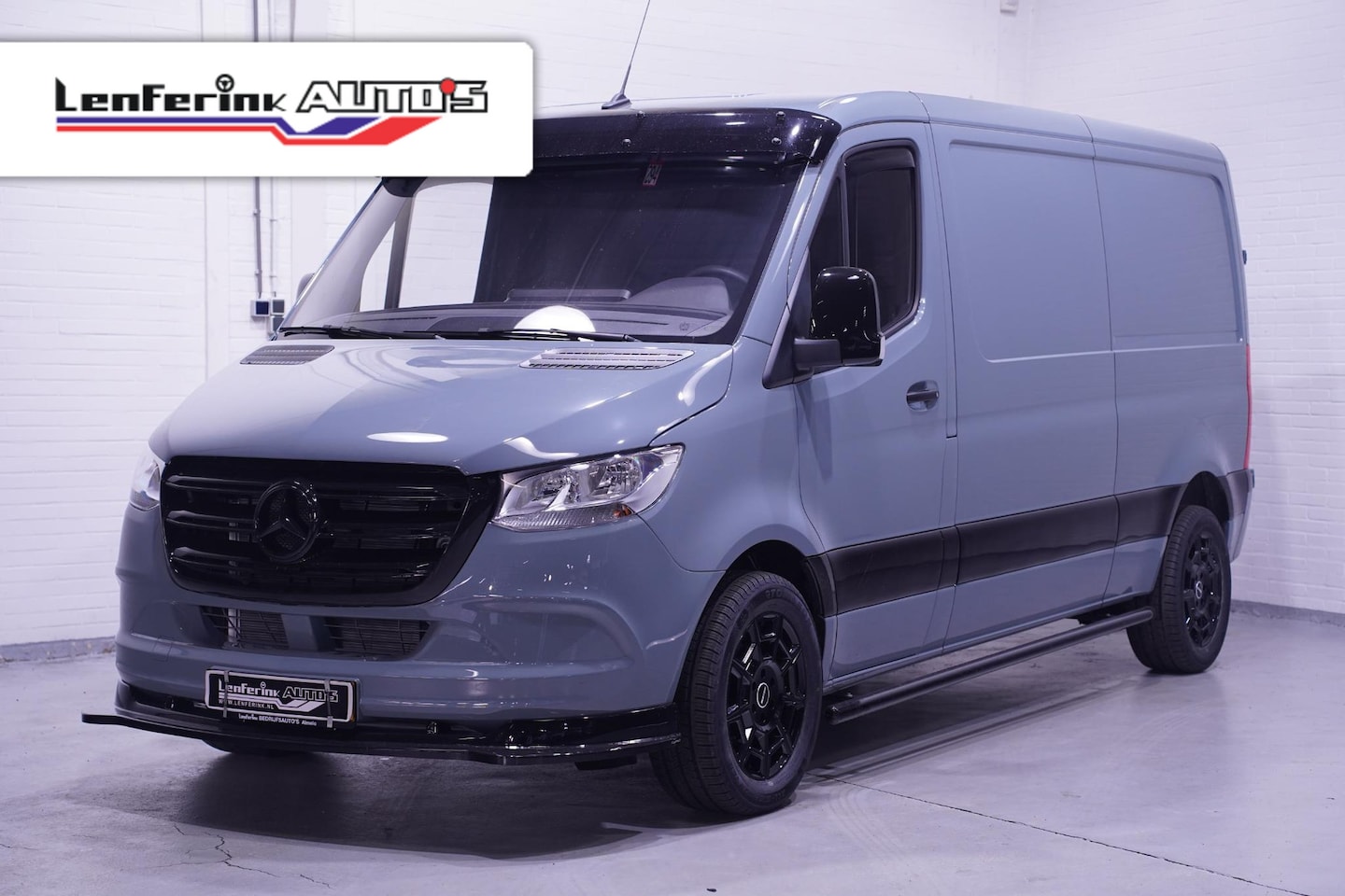 Mercedes-Benz Sprinter - 215 CDI 150 pk Black&Grey Edition L2H1 Airco, 18" LMV, Bumpers in Kleur, Zonneklep, Grille - AutoWereld.nl