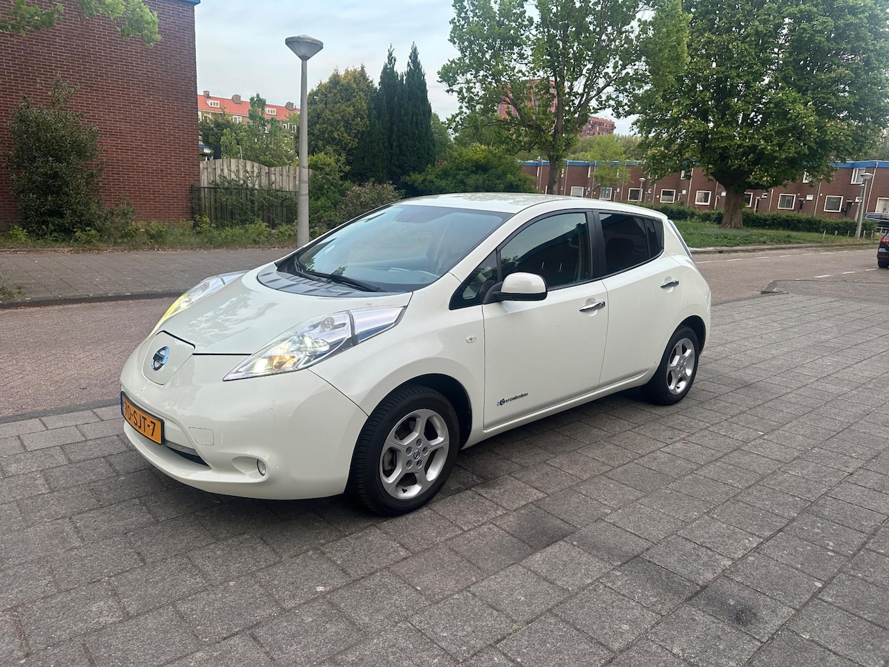 Nissan LEAF - Base 24 kWh White Metallic Black Leather - AutoWereld.nl