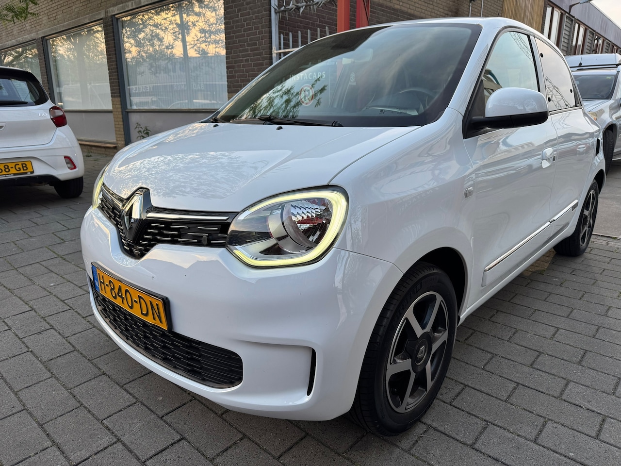 Renault Twingo - 1.0 SCe Intens/leer/carplay/airco/nap - AutoWereld.nl
