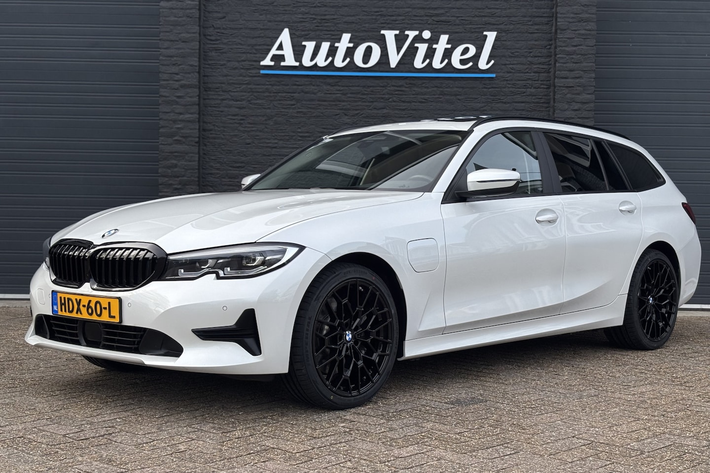 BMW 3-serie Touring - 330e | Panodak | Live Cockpit Pro | Sportstoelen | Adaptive Cruise | 19" Breedset - AutoWereld.nl