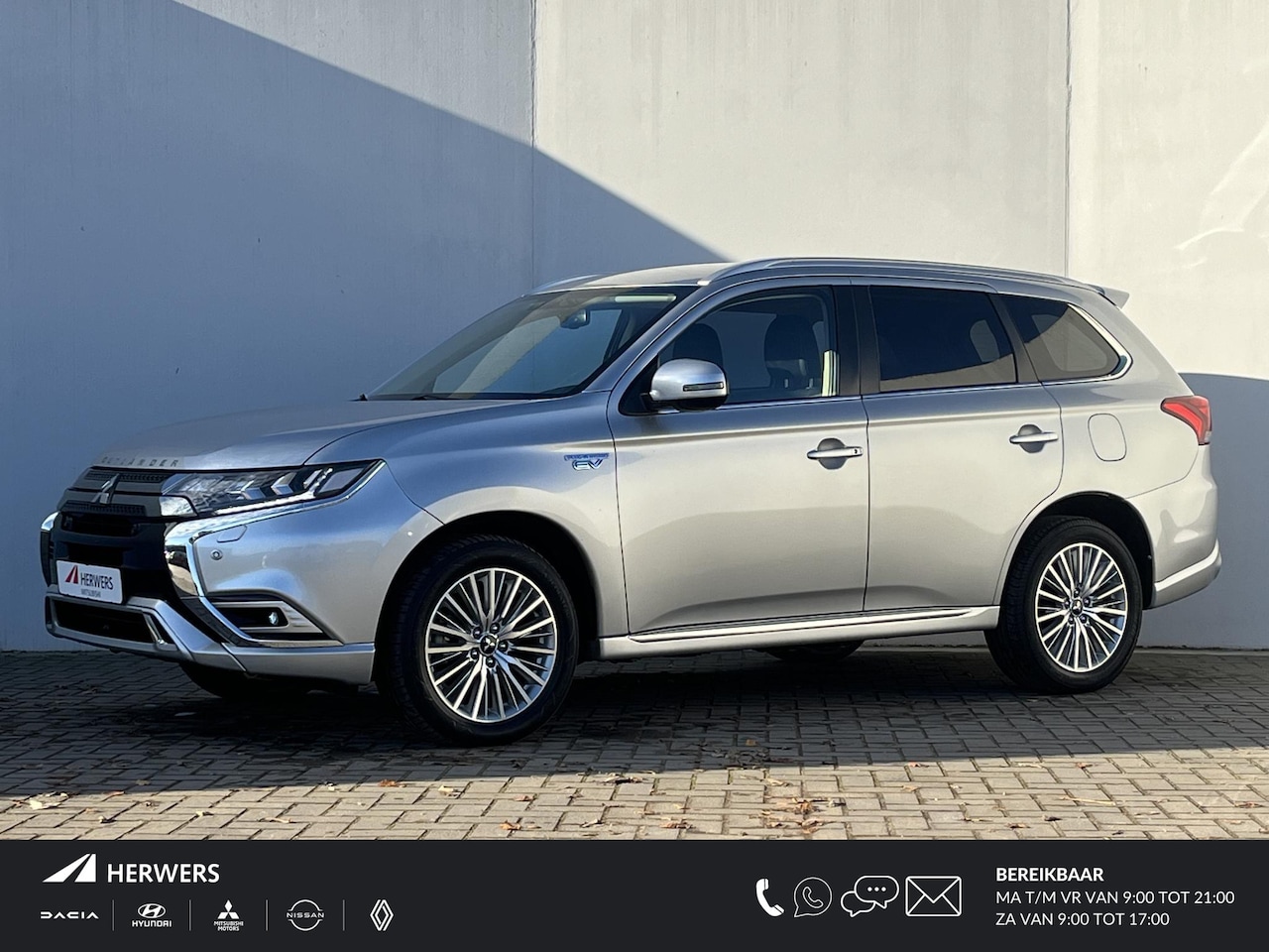 Mitsubishi Outlander - 2.4 PHEV Intense Automaat / Keyless / Climate control / Navigatie d.m.v. Apple carplay & A - AutoWereld.nl