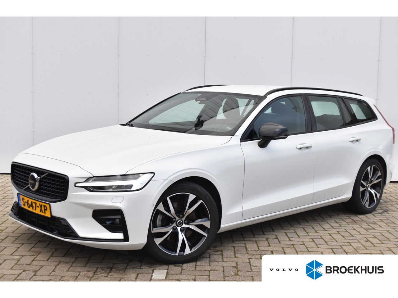 Volvo V60 - Volvo B3 Plus Dark | HarmanKardon | 360°Camera | Trekhaak - AutoWereld.nl