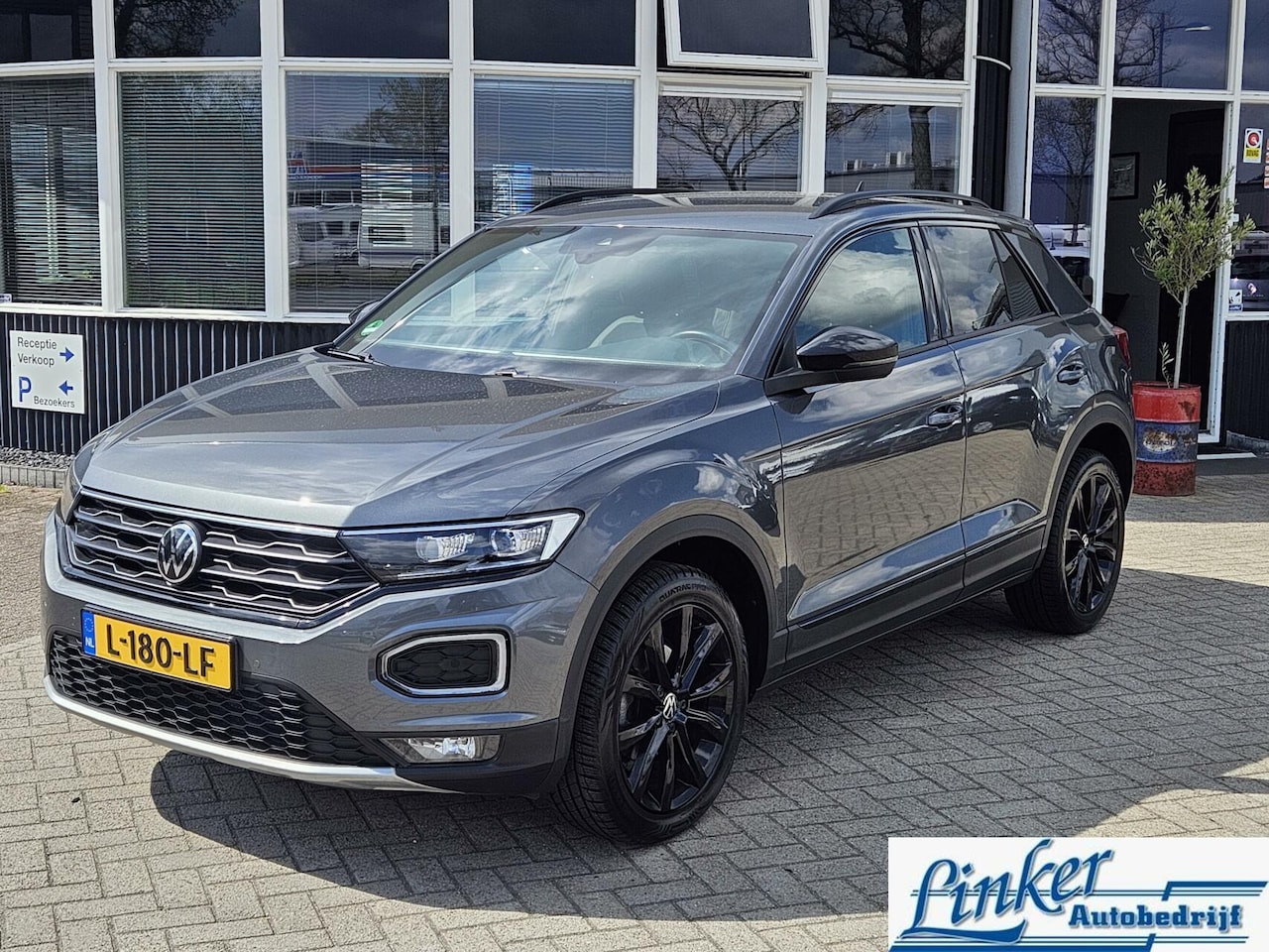 Volkswagen T-Roc - 1.5 TSI Sport BLACK STYLE NL-AUTO 150PK - AutoWereld.nl
