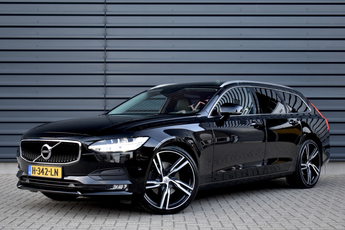 Volvo V90 - 2.0 D4 Momentum | 21'' R-Design Velgen | Trekhaak wegklapbaar | ACC | Lederen Bekleding | - AutoWereld.nl
