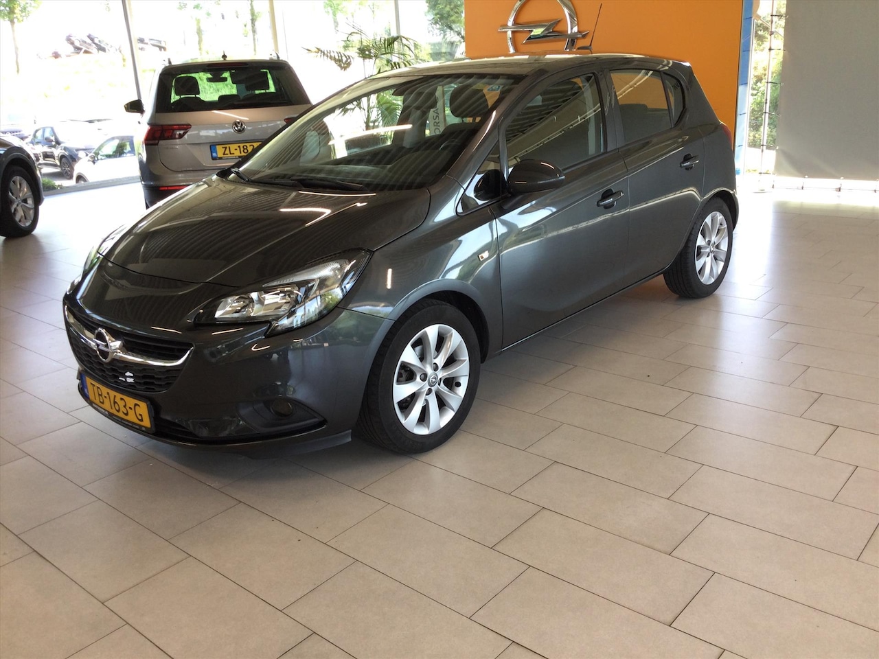 Opel Corsa - 1.4 90pk 5d Favourite *Airco/Navi* - AutoWereld.nl