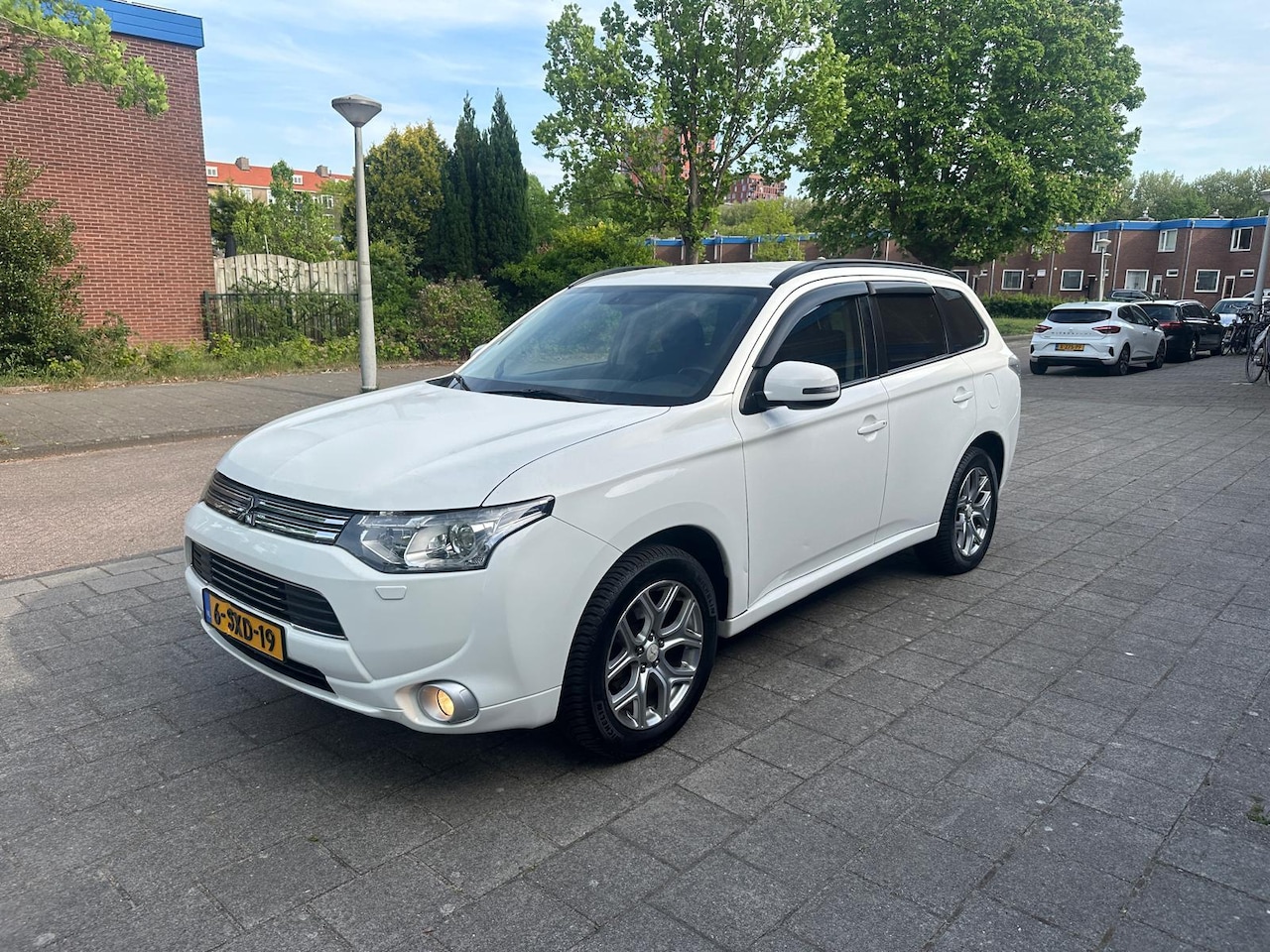 Mitsubishi Outlander - 2.0 PHEV Intense + Hybrid Snow White - AutoWereld.nl