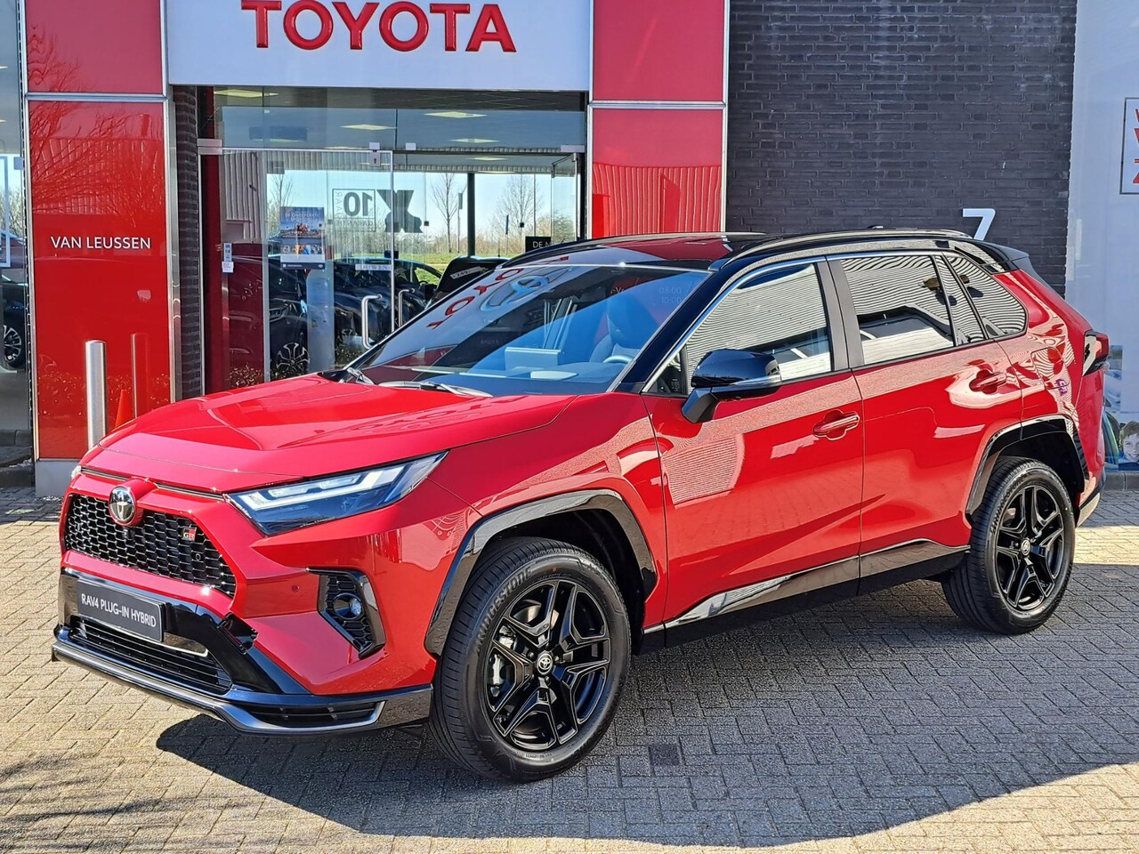 Toyota RAV4 - 2.5 Plug-in Hybrid AWD GR SPORT NIEUW DIRECT LEVERBAAR BLIND SPOT STOEL/ STUURVERWARMING H - AutoWereld.nl