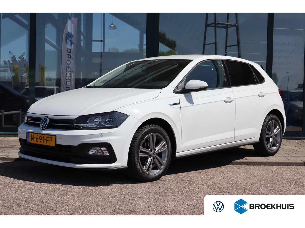 Volkswagen Polo - VolkswagenVolkswagen 1.0 TSI R-Line Edition | Navigatiesysteem | Parkeersensor voor en ach - AutoWereld.nl