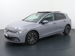 Volkswagen Golf - 1.0 TSI Life | 110 PK | Panoramadak | Adaptive cruise control | Led verlichting |
