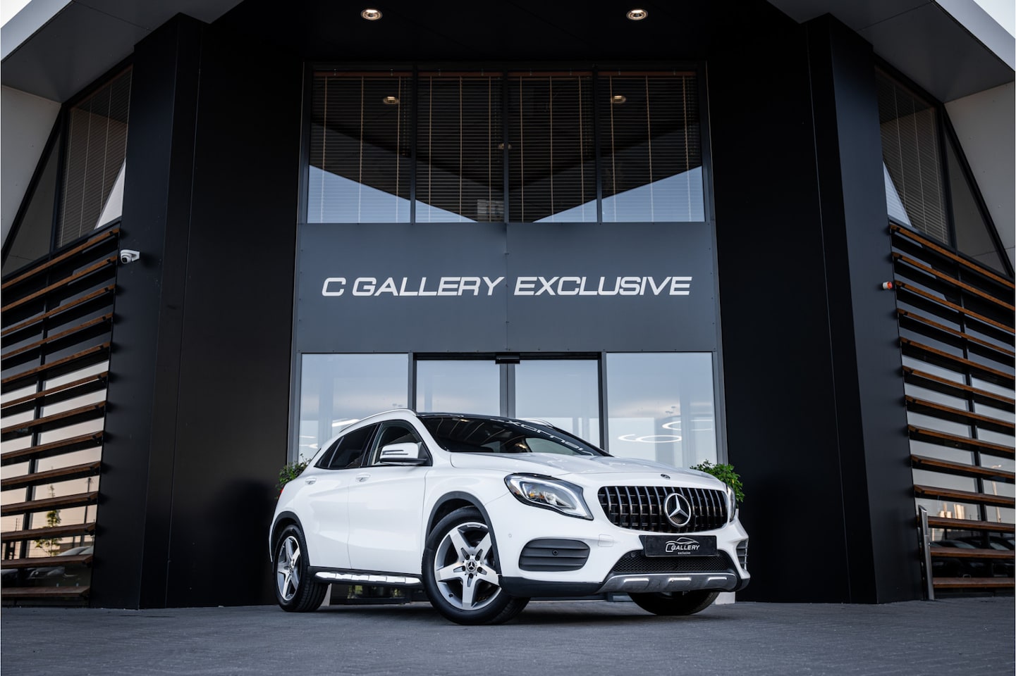 Mercedes-Benz GLA-Klasse - 200 Premium Plus - AMG Line | Panorama | Camera | Navi | Stoelverwarming - AutoWereld.nl
