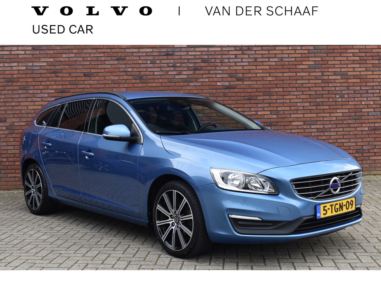Volvo V60 - T3 150PK Momentum | Trekhaak | 18'' Titania | Family Line | - AutoWereld.nl