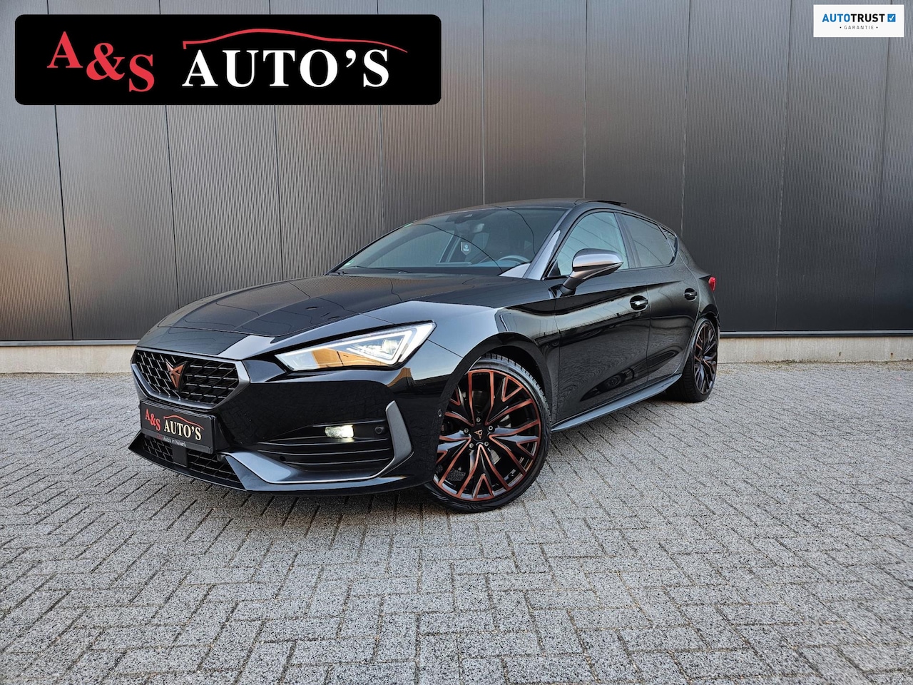CUPRA Leon - 2.0 TSI 300pk Panodak Kuipstoelen Carbon Beats Camera Blindspot Sfeer Draadlozeoplader - AutoWereld.nl