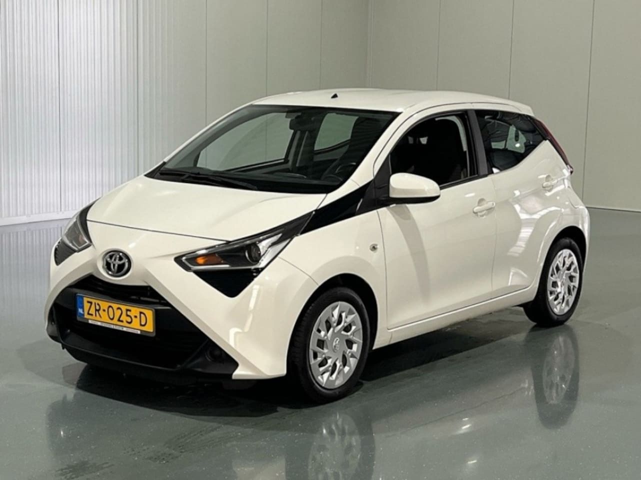 Toyota Aygo - 1.0 VVT-I X-Play - Navigatie - Achteruitrijcamera - Airco - AutoWereld.nl