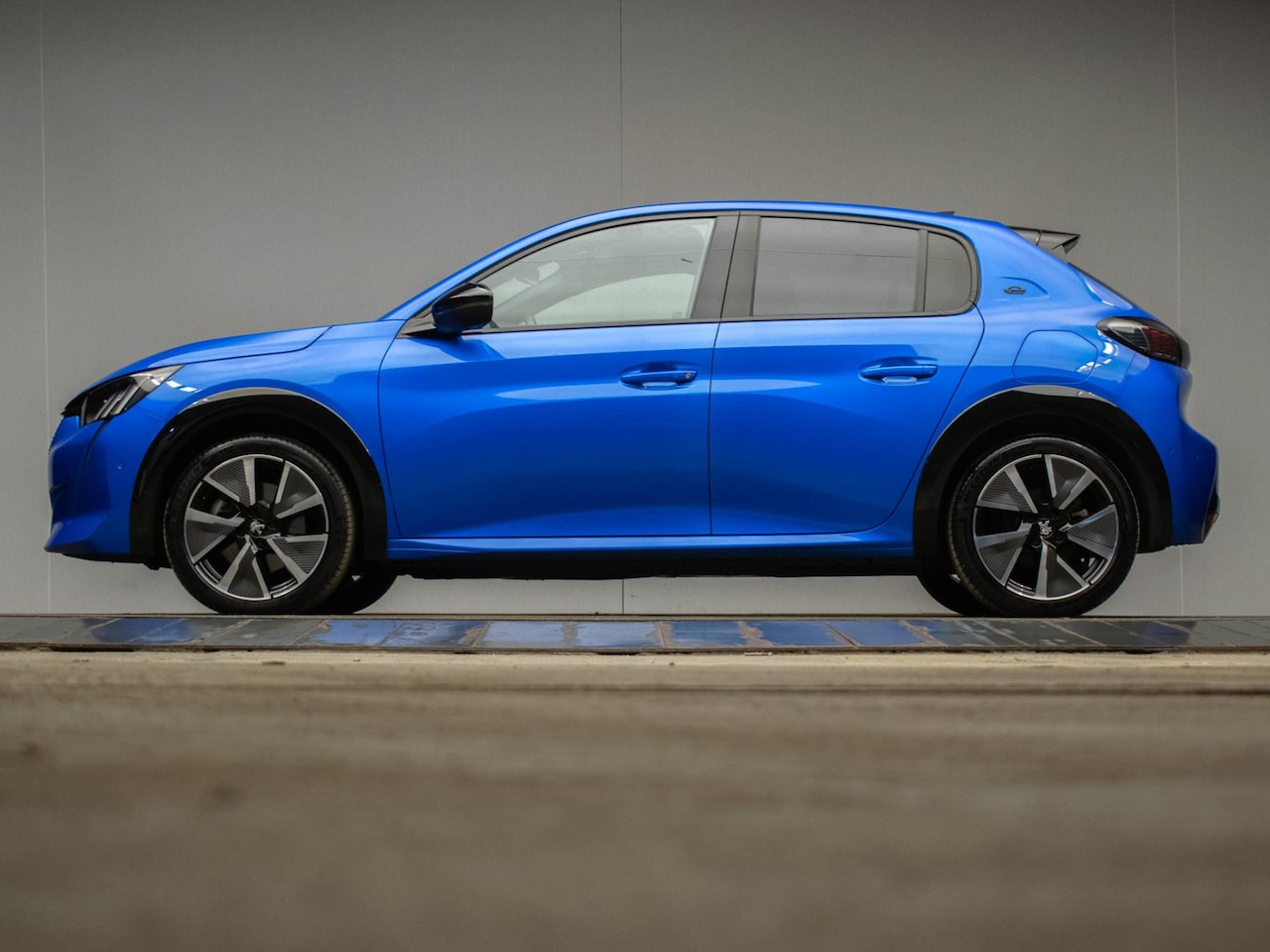 Peugeot e-208 - EV GT 350 50 kWh Sport (APPLECARPLAY,NAVI,STOELVERWARMING,CRUISE,GETINT,CARBON,SPORTSTOELE - AutoWereld.nl