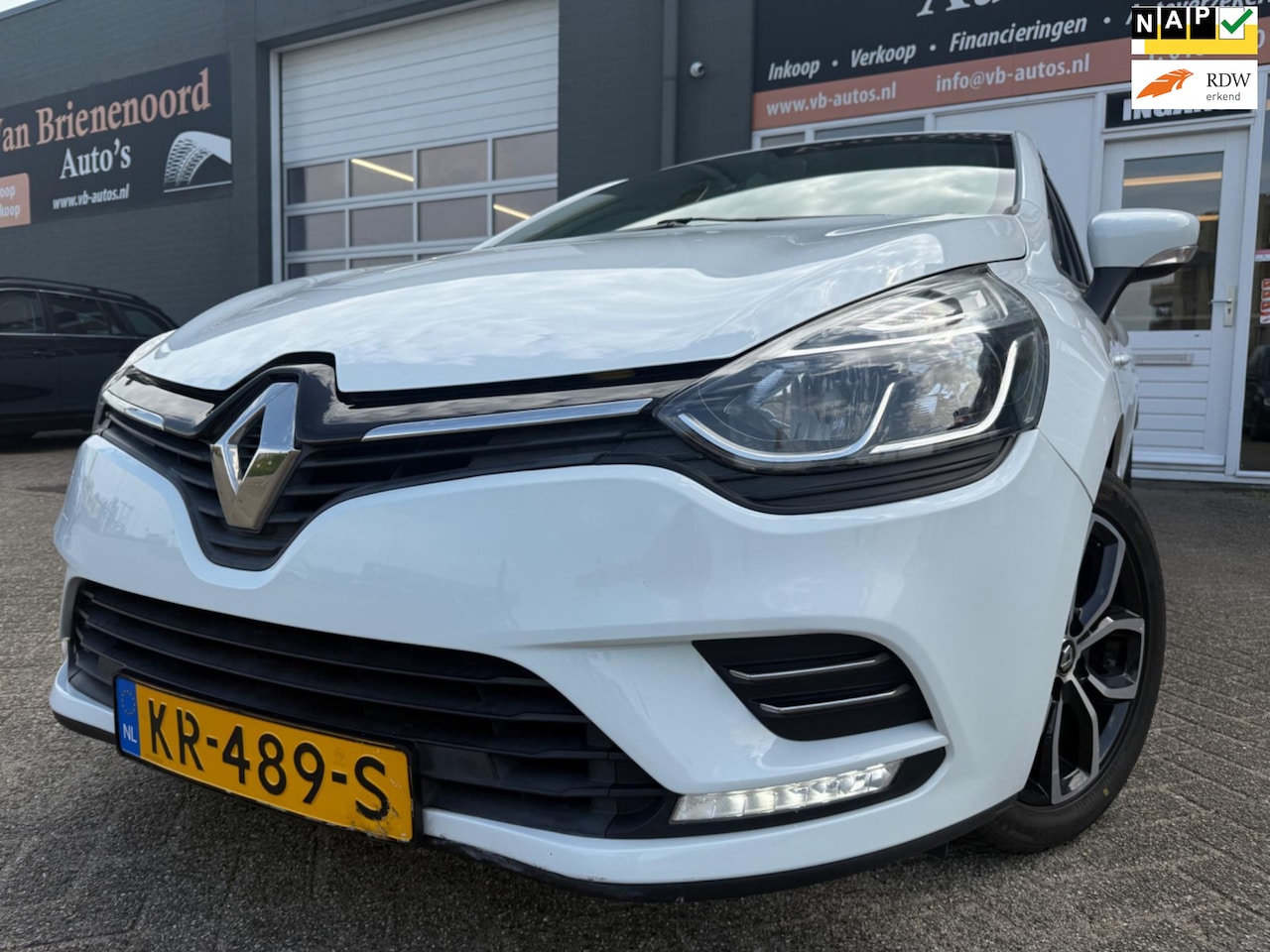 Renault Clio - 0.9 TCe Zen van 2de Eigenaar met parkeersensoren en navigatie en bluetooth telefoon / medi - AutoWereld.nl
