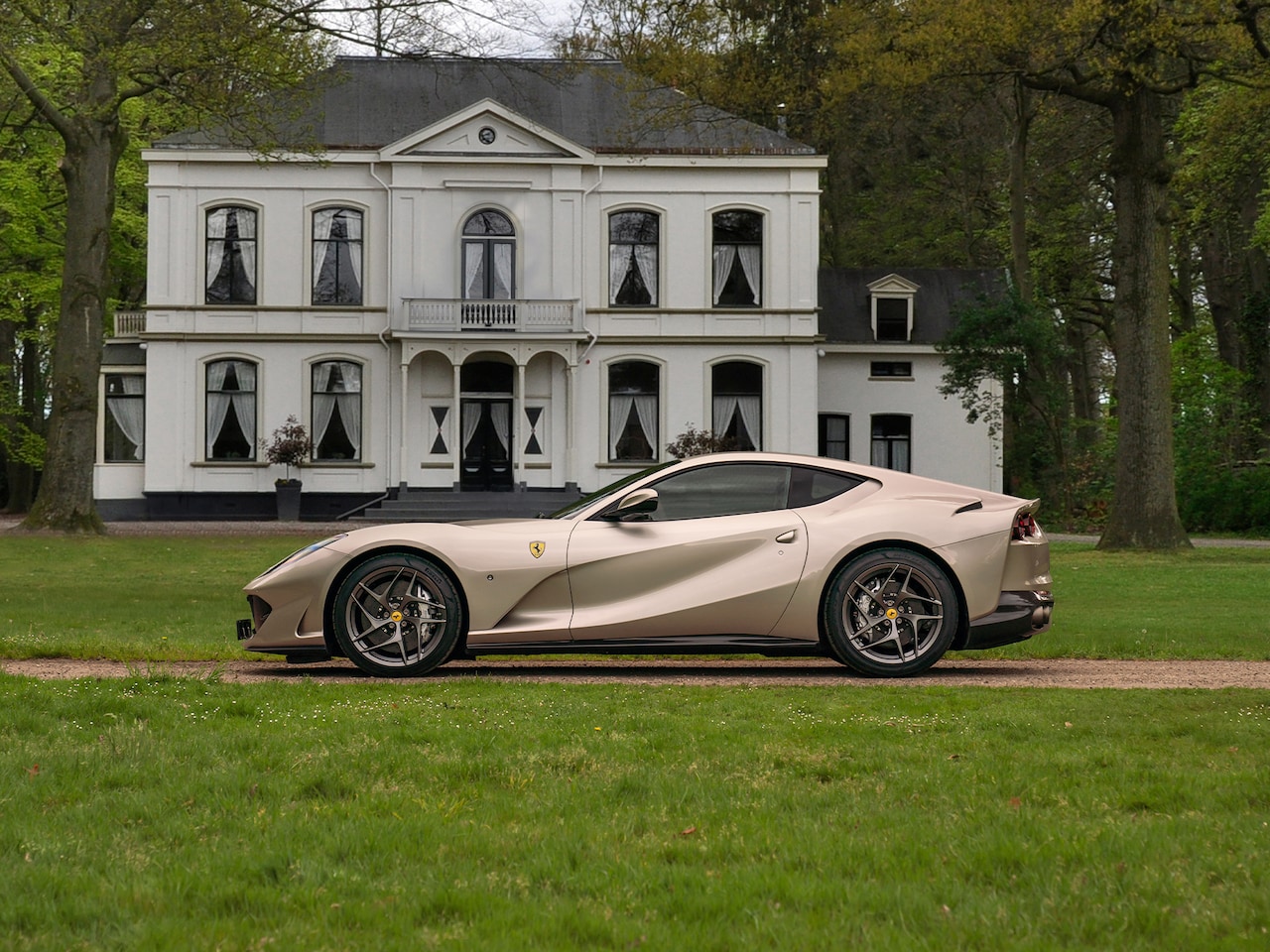 Ferrari 812 Superfast - | Subliem! | Grigio Ingrid | Veel Carbon | 1e eigenaar - AutoWereld.nl