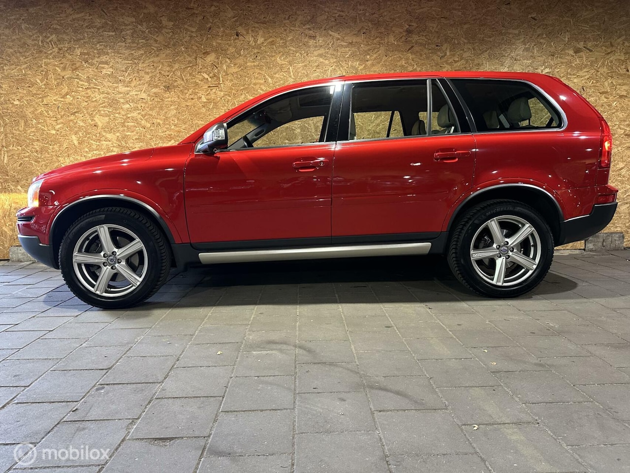 Volvo XC90 - 4.4 V8 R-Design - 7-pers - passion red - youngtimer - AutoWereld.nl