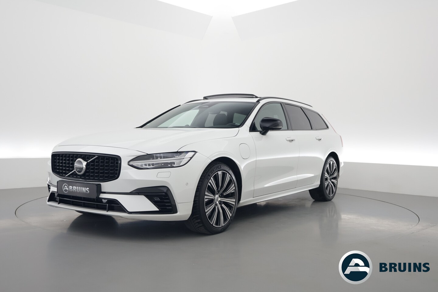 Volvo V90 - 2.0 T8 Recharge R-Design | Bowers & Wilkins | Luchtvering | Trekhaak | Pano | Head-up | 36 - AutoWereld.nl