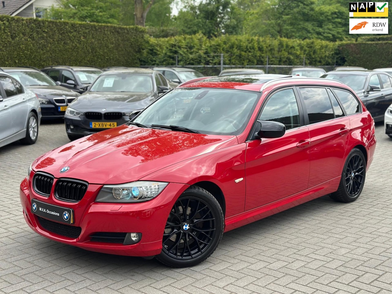 BMW 3-serie Touring - 318i High Executive|Nieuwe Ketting|18 inch|Groot Navi|Pano dak|Xenon|Leder|Cruise control. - AutoWereld.nl