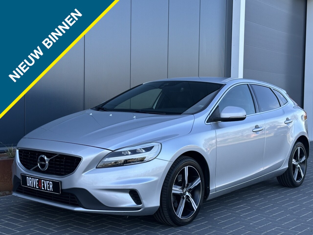 Volvo V40 - 2.0 R-Design 11-2016 met Navi Climate Pdc Elek pakket Sportve - AutoWereld.nl
