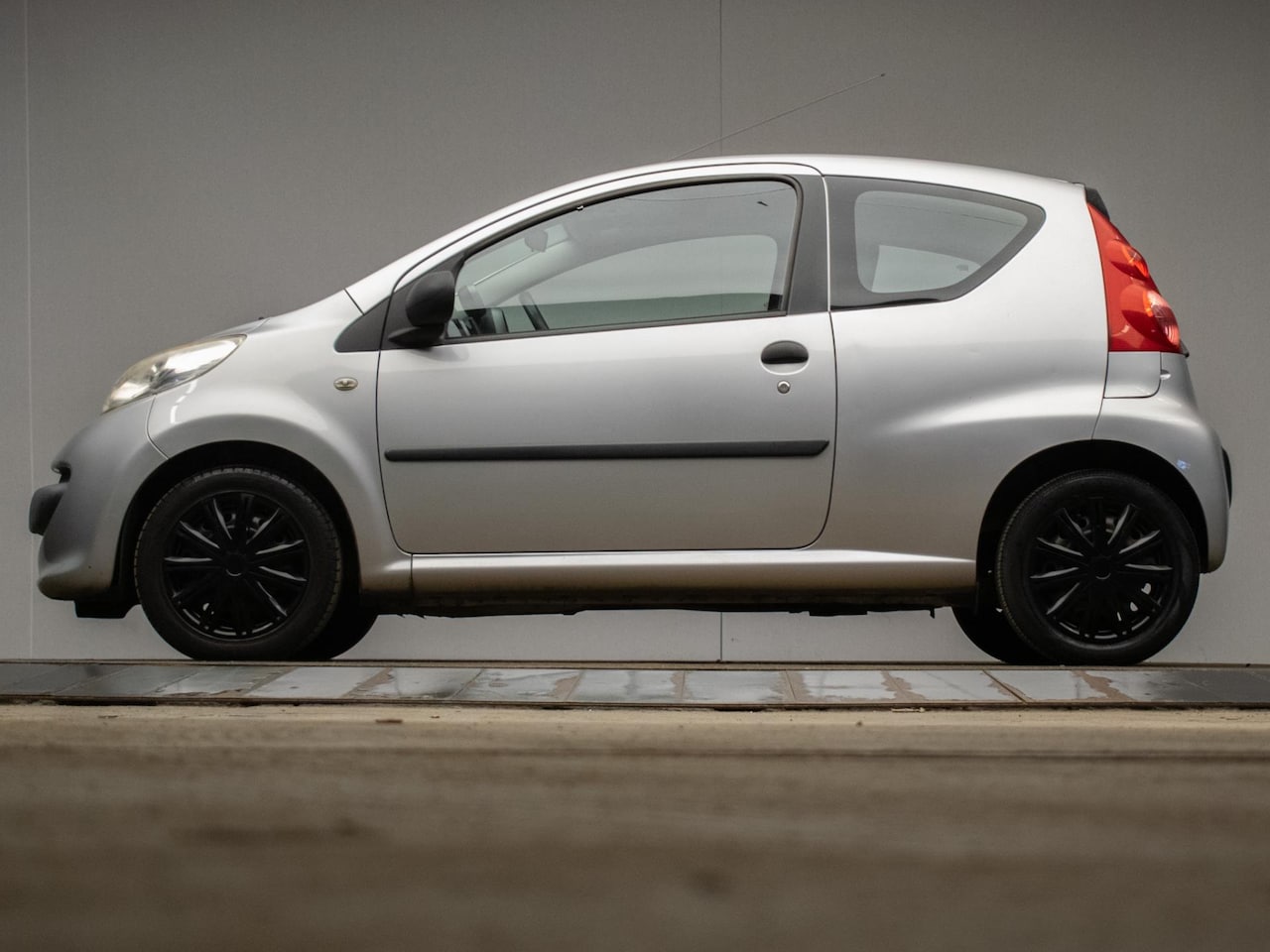 Peugeot 107 - 1.0-12V XR Sport (SPORTSTOELEN,BLACK/CROSS,NIEUWE APK,NETTESTAAT) - AutoWereld.nl