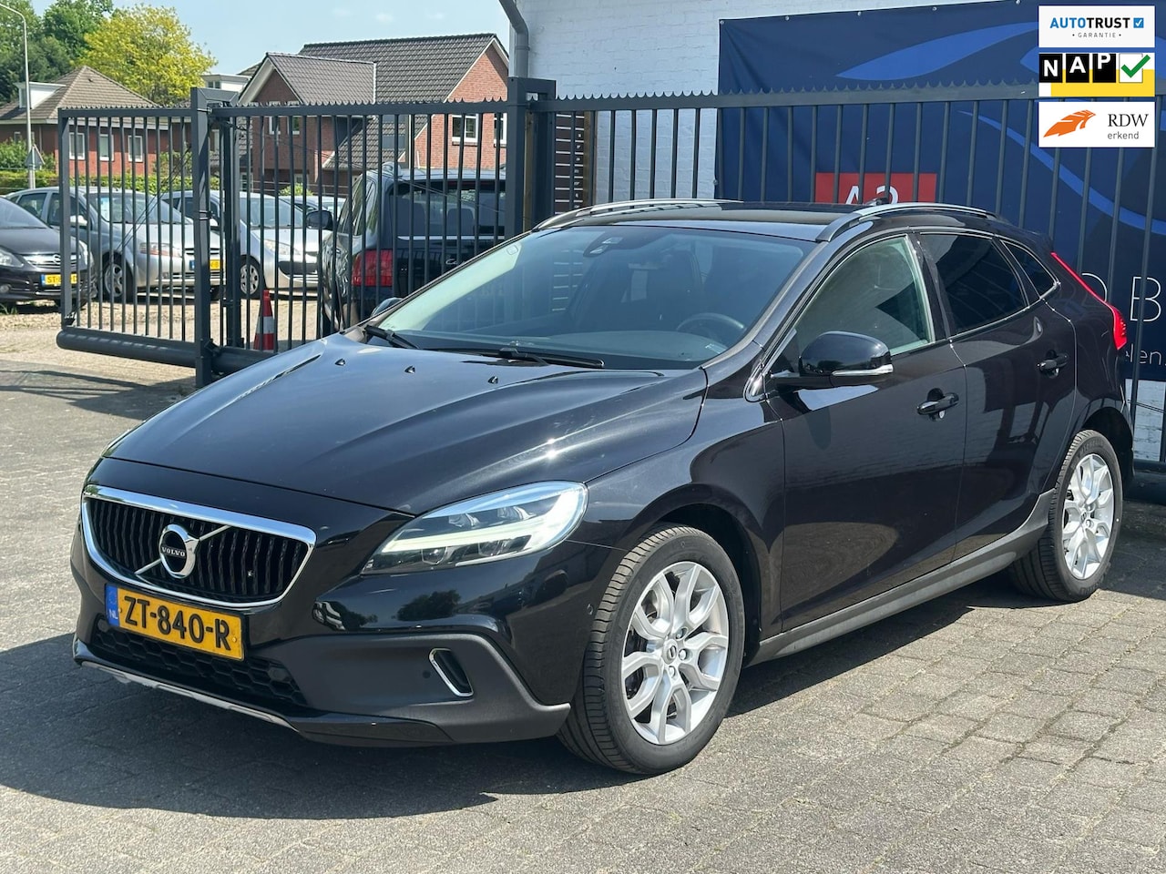 Volvo V40 Cross Country - 1.5 T3 Polar+ Luxury / GLAZENDAK / LEDER / CAMERA / CRUISE CONTROL / NAP!! - AutoWereld.nl