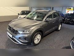 Volkswagen T-Roc - 1.5 TSI Life Virtueel Display, Achterruitrijcamera, Apple Carplay