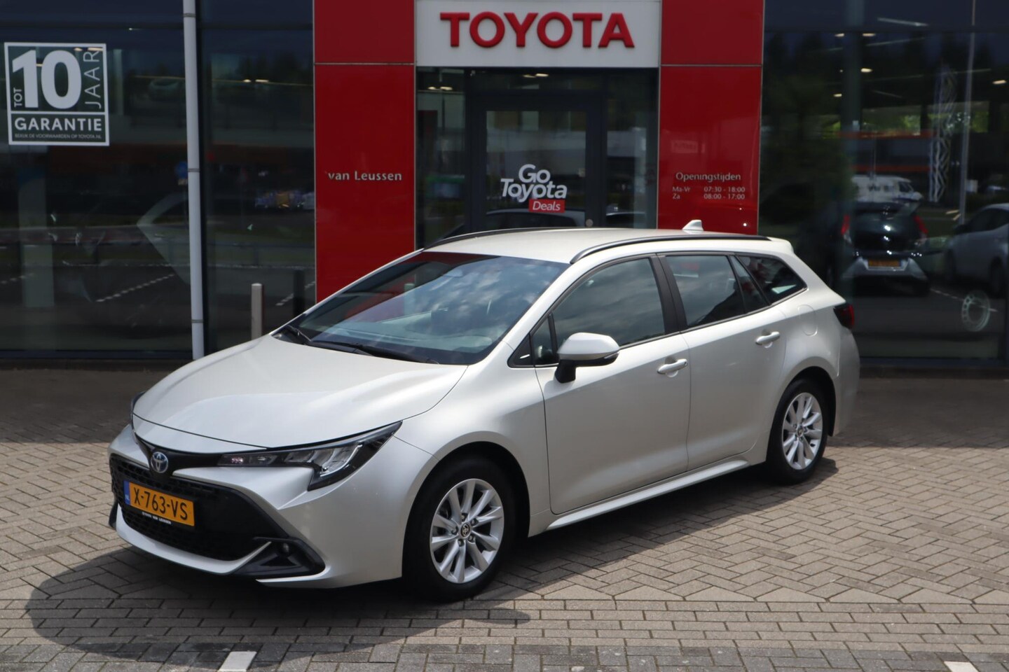 Toyota Corolla Touring Sports - 1.8 HYBRID 140 ACTIVE NL-AUTO NAVI APPLE/ANDROID AD-CRUISE LED DAB+ PARKCAMERA LM-VELGEN - AutoWereld.nl