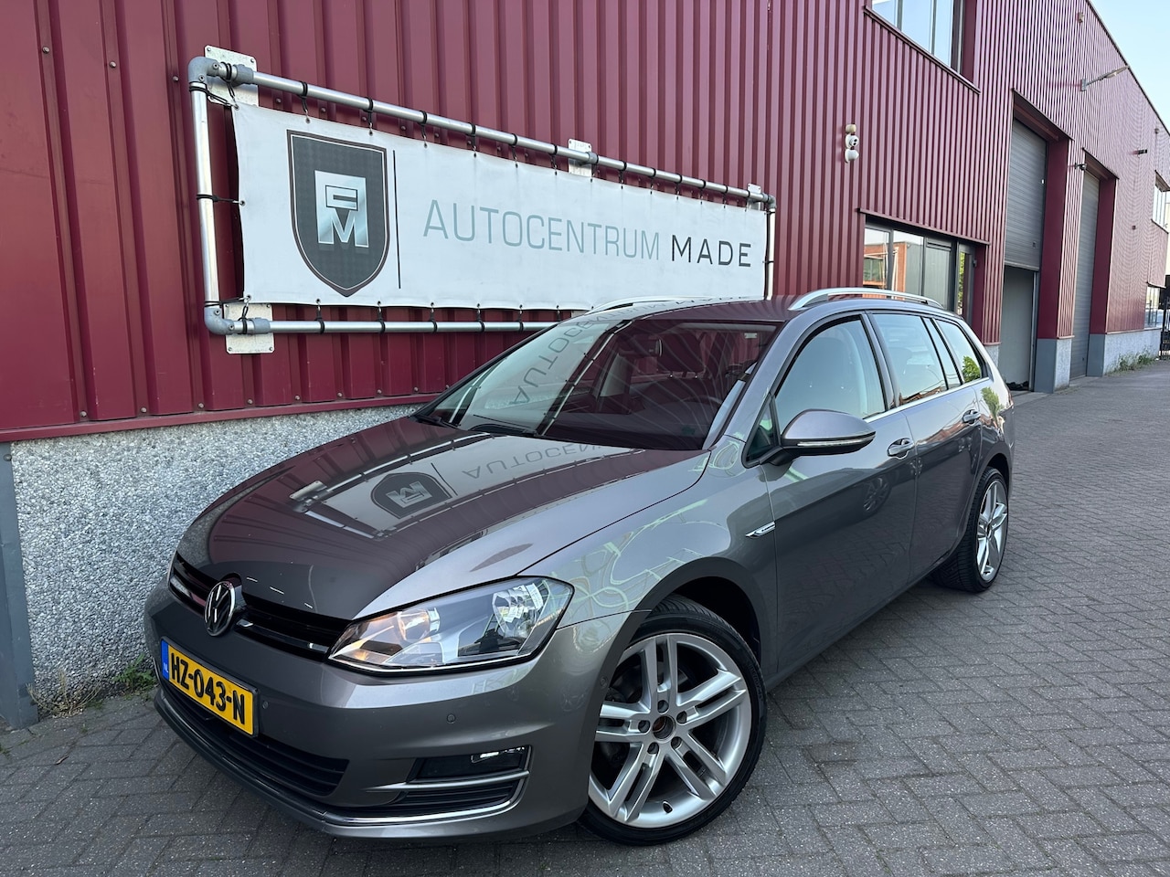Volkswagen Golf - 1.6 TDI Highline // Navi // Clima // Cruise control // PDC // Trekhaak - AutoWereld.nl