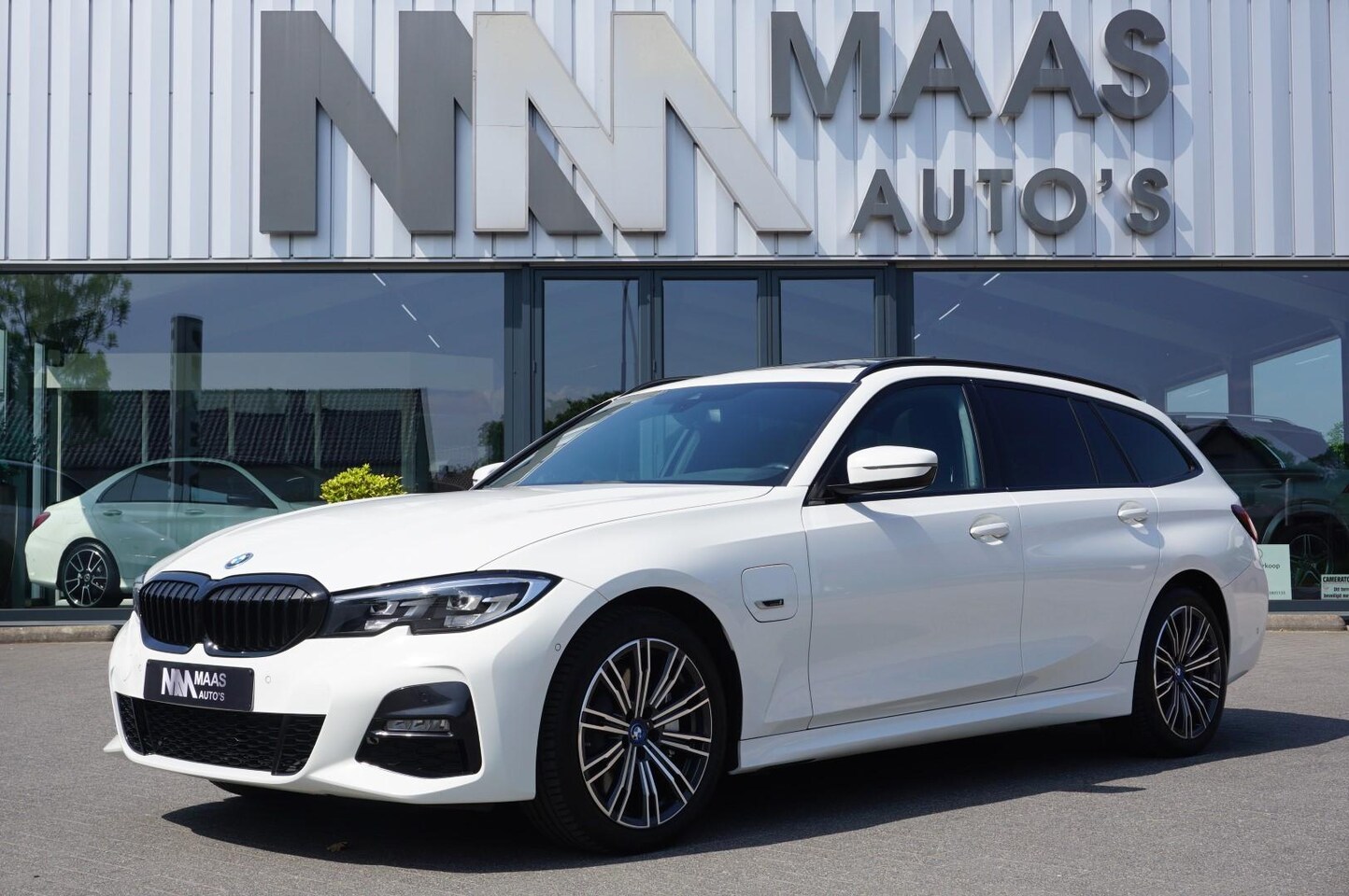 BMW 3-serie Touring - 330e High Executive M-Sport Panoramadak - AutoWereld.nl