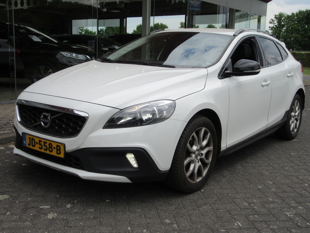 Volvo V40 Cross Country - 2.0 T3 Momentum 2.0 T3 Momentum, trekhaak,clima (occasion) - AutoWereld.nl