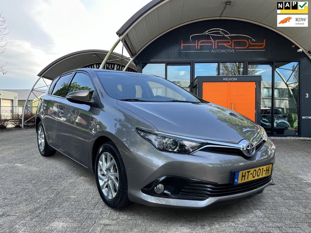 Toyota Auris - 1.8 Hybrid Pano Navi 100% Dealer Onderhouden - AutoWereld.nl
