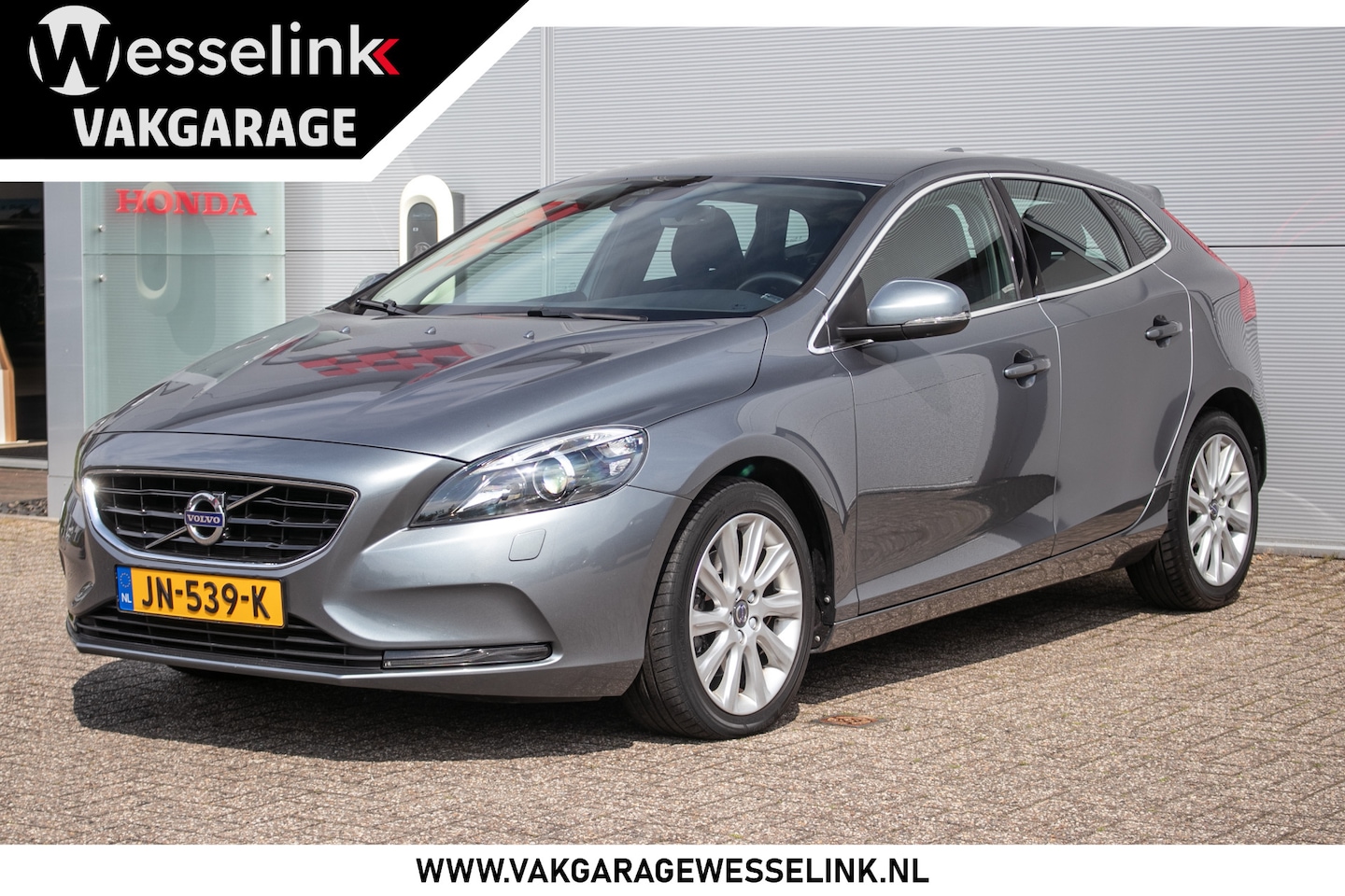 Volvo V40 - 2.0 T3 Momentum All-in rijklaarprijs | Nav | Stoelverw. | Afn. trekhaak | 17" - AutoWereld.nl