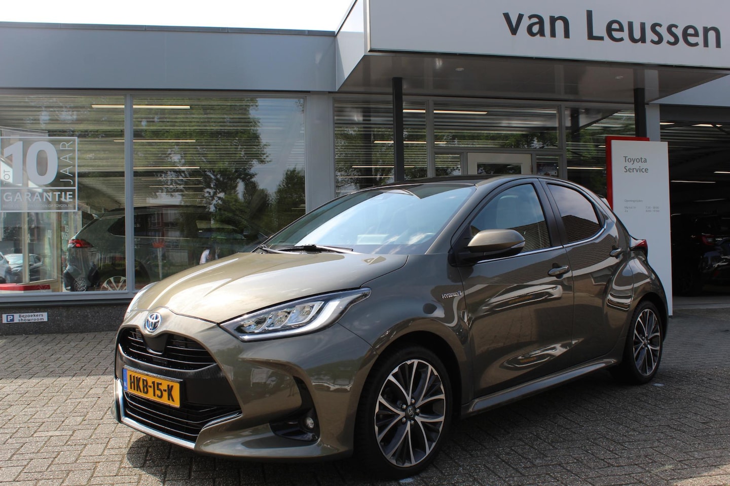 Toyota Yaris - 1.5 HYBRID EXECUTIVE PANODAK HEAD UP DISPLAY STUUR&STOELVERW. KEYLESS ALL SEASONS PRIVACYG - AutoWereld.nl