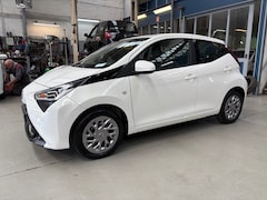 Toyota Aygo - 1.0 VVT-i 72pk 5D x-play | Navigatie | Camera | Airco | NAP | Rijklaar prijs