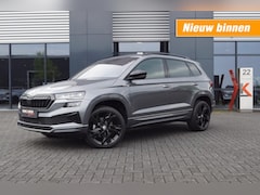 Skoda Karoq - 1.5 TSI DSG Sportline/ Trekhaak wegklb./ Camera / 19LM / Navi