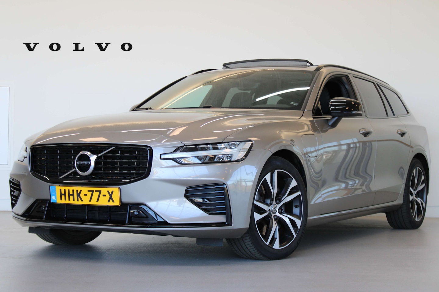 Volvo V60 - Volvo T6 350PK R-Design | Panoramadak | Stoel/Stuurverwarming | Getint Glas | 18" - AutoWereld.nl