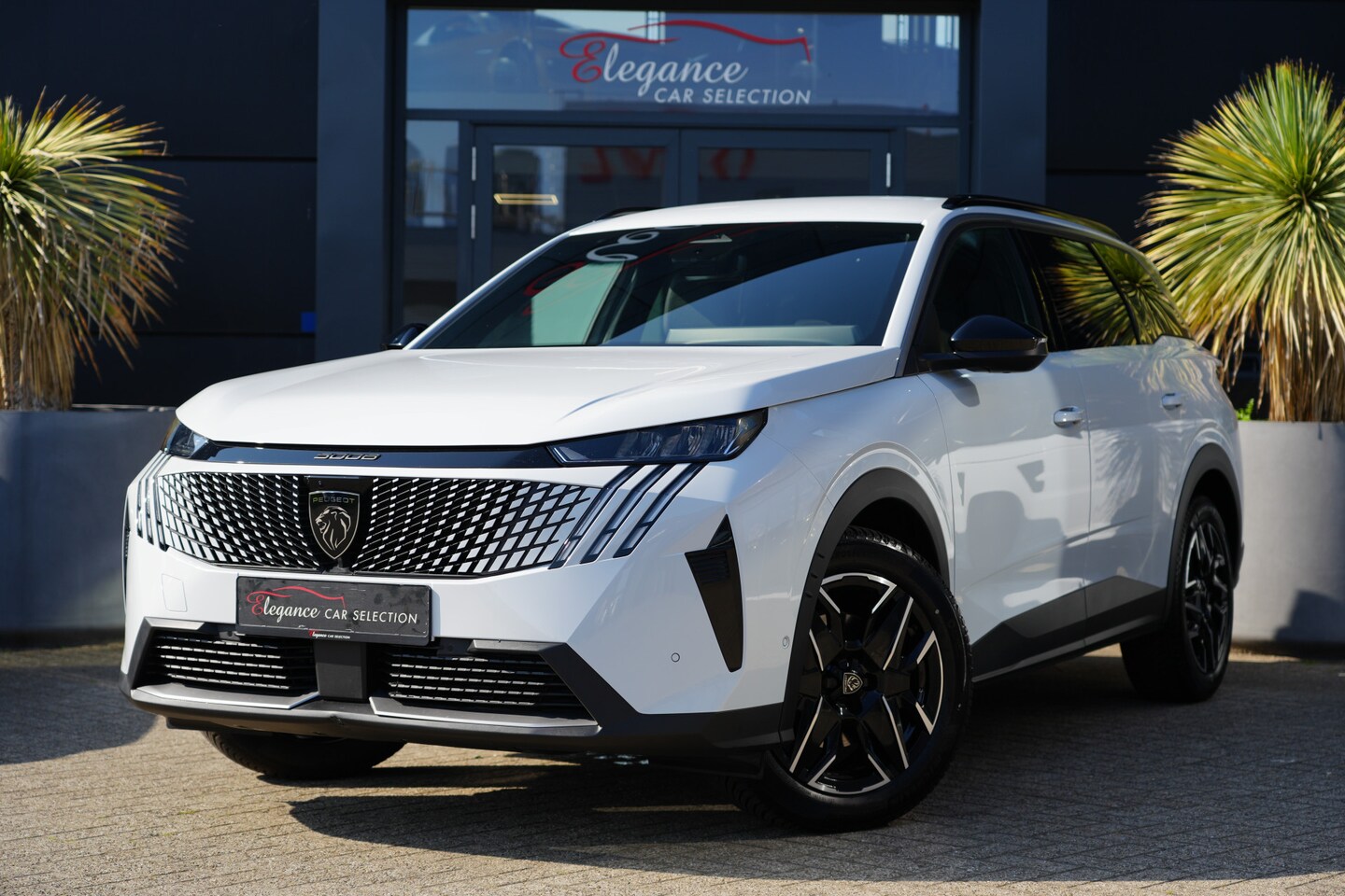 Peugeot 5008 - 1.2 Hybrid 136 e-DSC6 Allure 136pk PanoramicNavigation/Stoelverwarming/360Camera - AutoWereld.nl