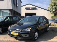 Ford Focus - 1.8-16V Ambiente Flexifuel Schade aan de rechter kant, rijdt verder goed. Prijs is zo mee