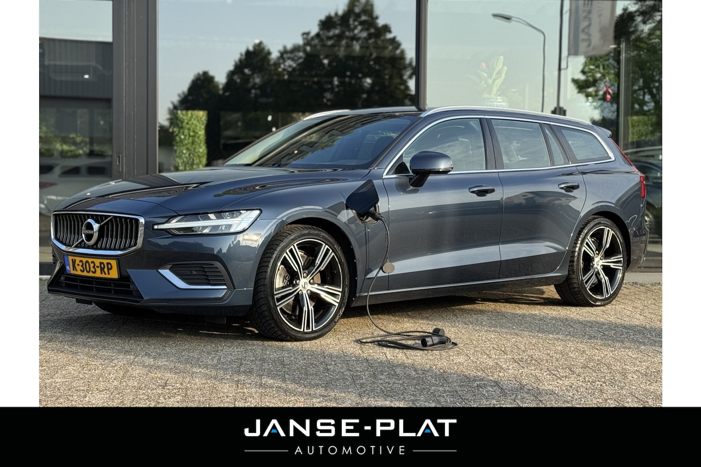 Volvo V60 - 2.0 T6 Recharge AWD Inscription | B&W | Trekhaak | Pilot Ass. | - AutoWereld.nl