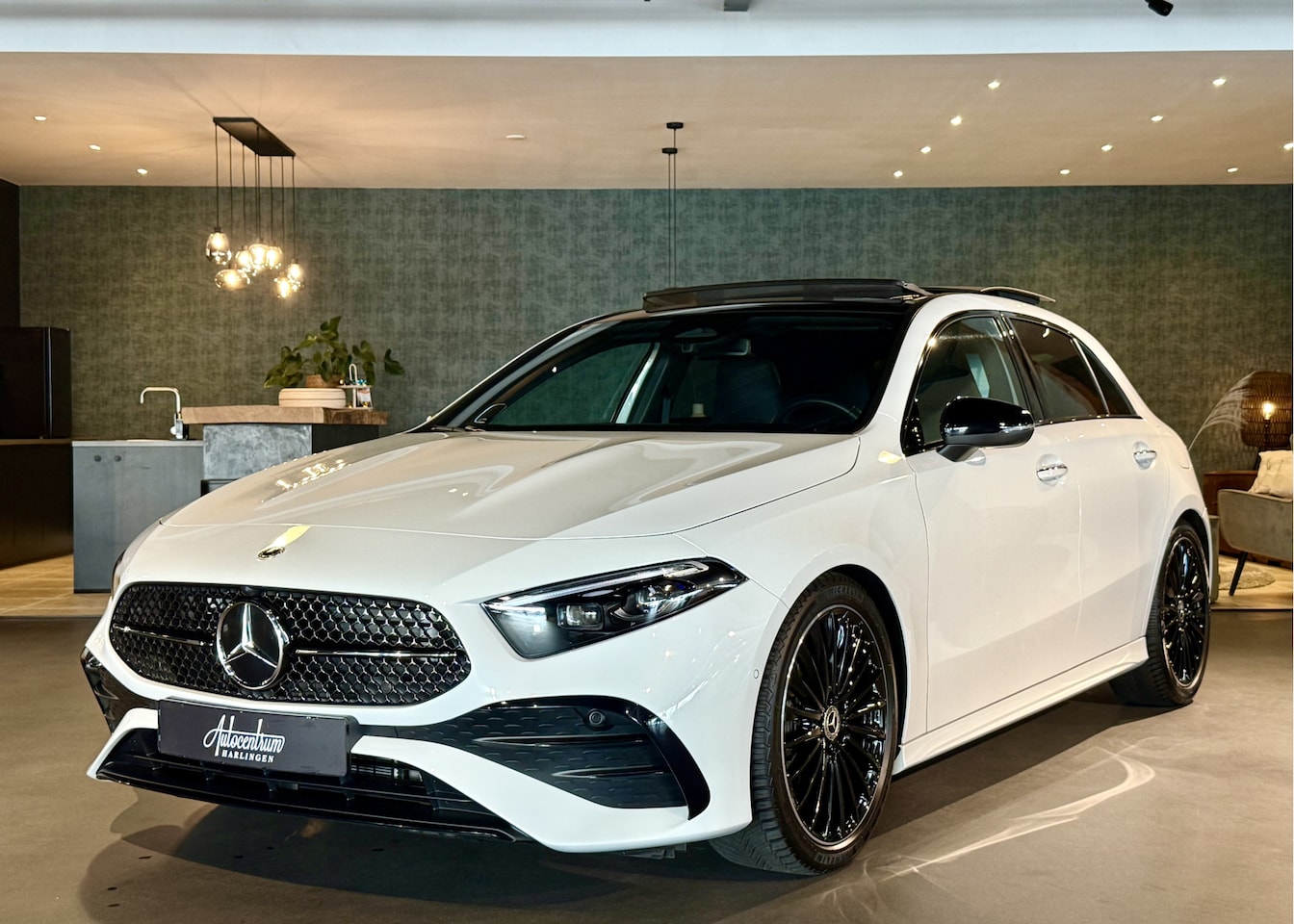 Mercedes-Benz A-klasse - 180 AMG Line I Pano I 19" I Camera I NIEUW! - AutoWereld.nl