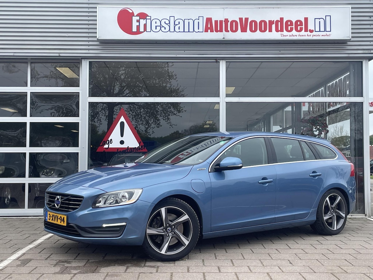 Volvo V60 - 2.4 D6 AWD Plug-In Hybrid Momentum Automaat/Cruise/Climate/onderhoudshistorie aanwezig/ - AutoWereld.nl