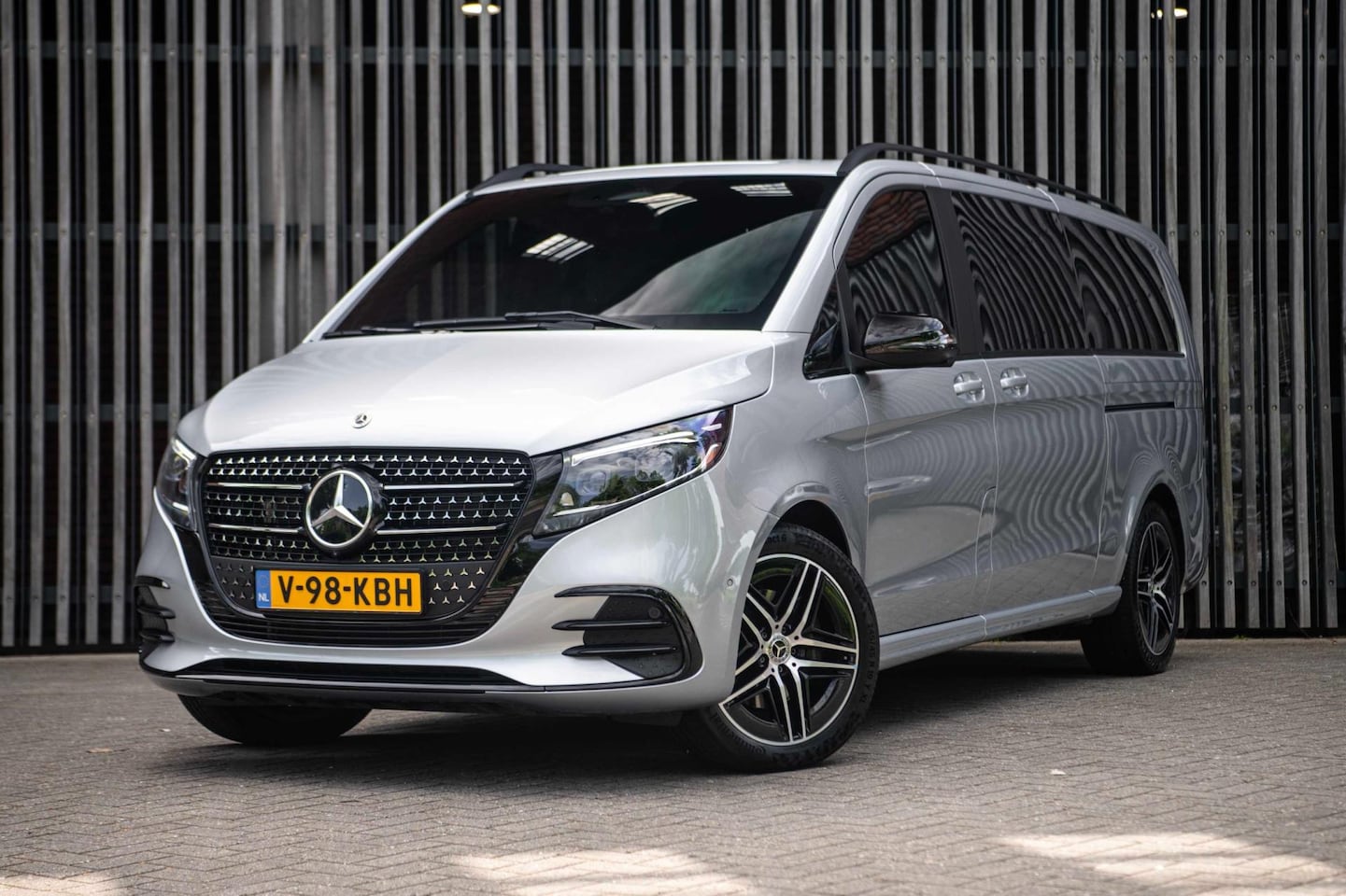 Mercedes-Benz V-klasse - 300d 4-MATIC L3 Exclusive AMG |ALLE OPTIES| - AutoWereld.nl