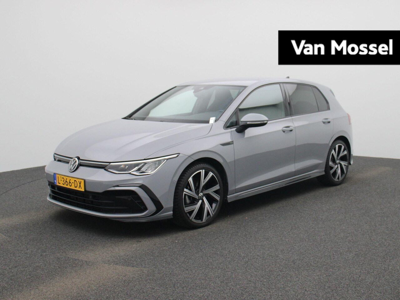 Volkswagen Golf - 1.5 eTSI R-Line | Automaat | Digital Cockpit | Stoel en Stuurwielverwarming | Parkeercamer - AutoWereld.nl