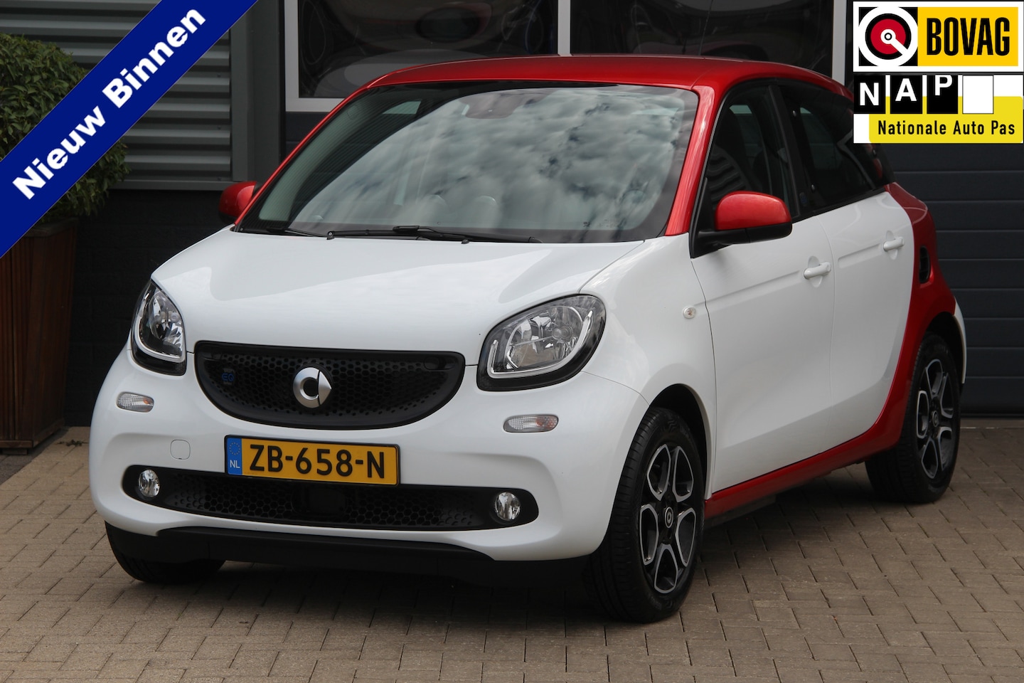 Smart Forfour - EQ Business Solution 18 kWh Navi | ECC | Stoelverw | PDC | Leder | Zeer luxe | Cruise | LM - AutoWereld.nl