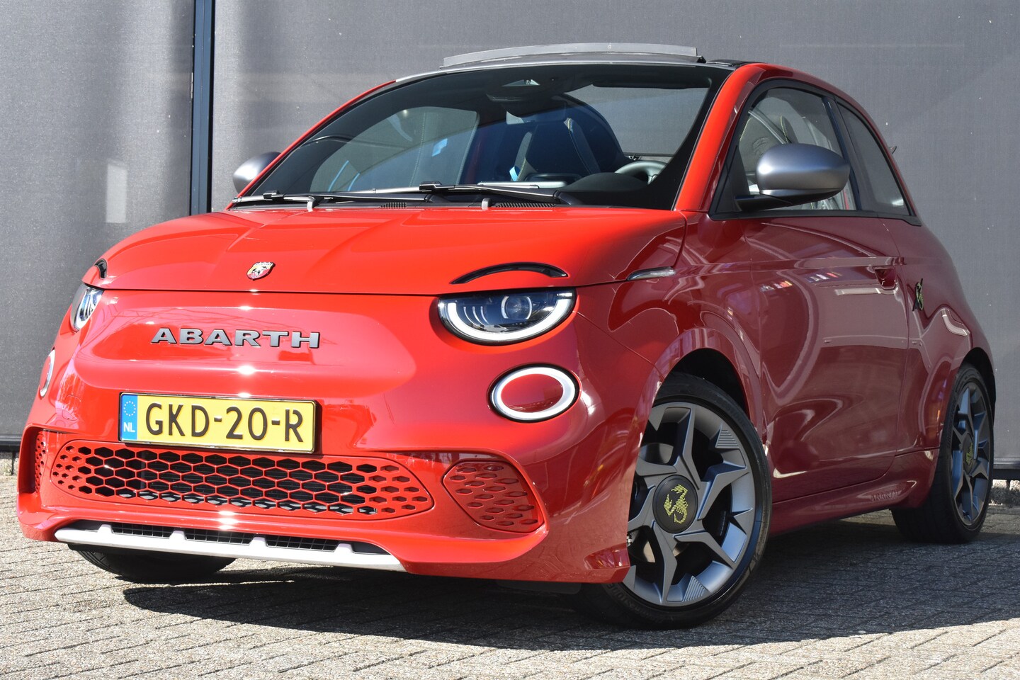 Fiat 500 Abarth - e Cabrio 42kWh 3 Fase Incl. BTW | Navigatie | Full-LED | Parkeersensoren | 17"LMV | Sports - AutoWereld.nl