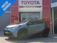 Toyota Aygo X - PREMIUM TREKHAAK NAVI STOELVERW LEDER APPLE/ANDROID PARKSENS KEYLESS 18" LM-VELGEN