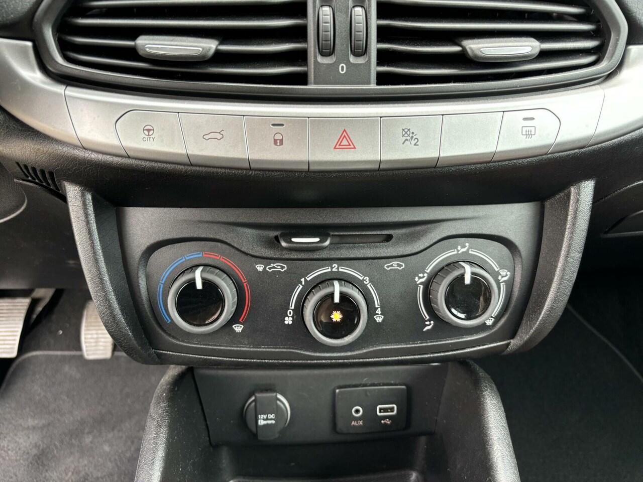 Fiat Tipo - 1.4 16V 105 PK Lounge Airco/ Cruise Control/ Afneembare trekhaak!