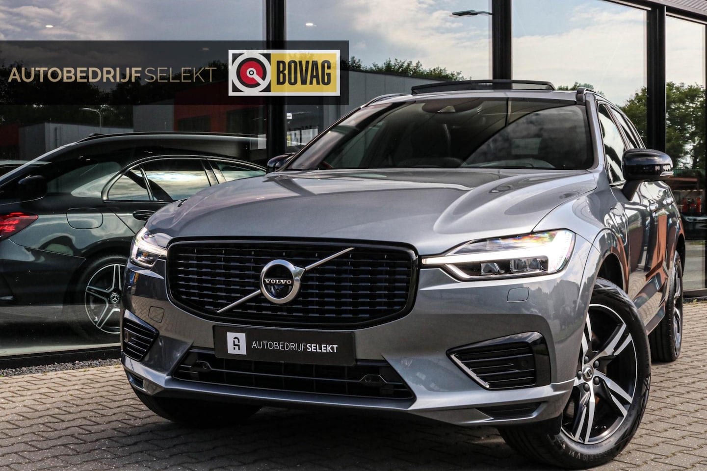 Volvo XC60 - 2.0 Recharge T8 R-Design - PANO - TREKHAAK - VOL!!!! - AutoWereld.nl